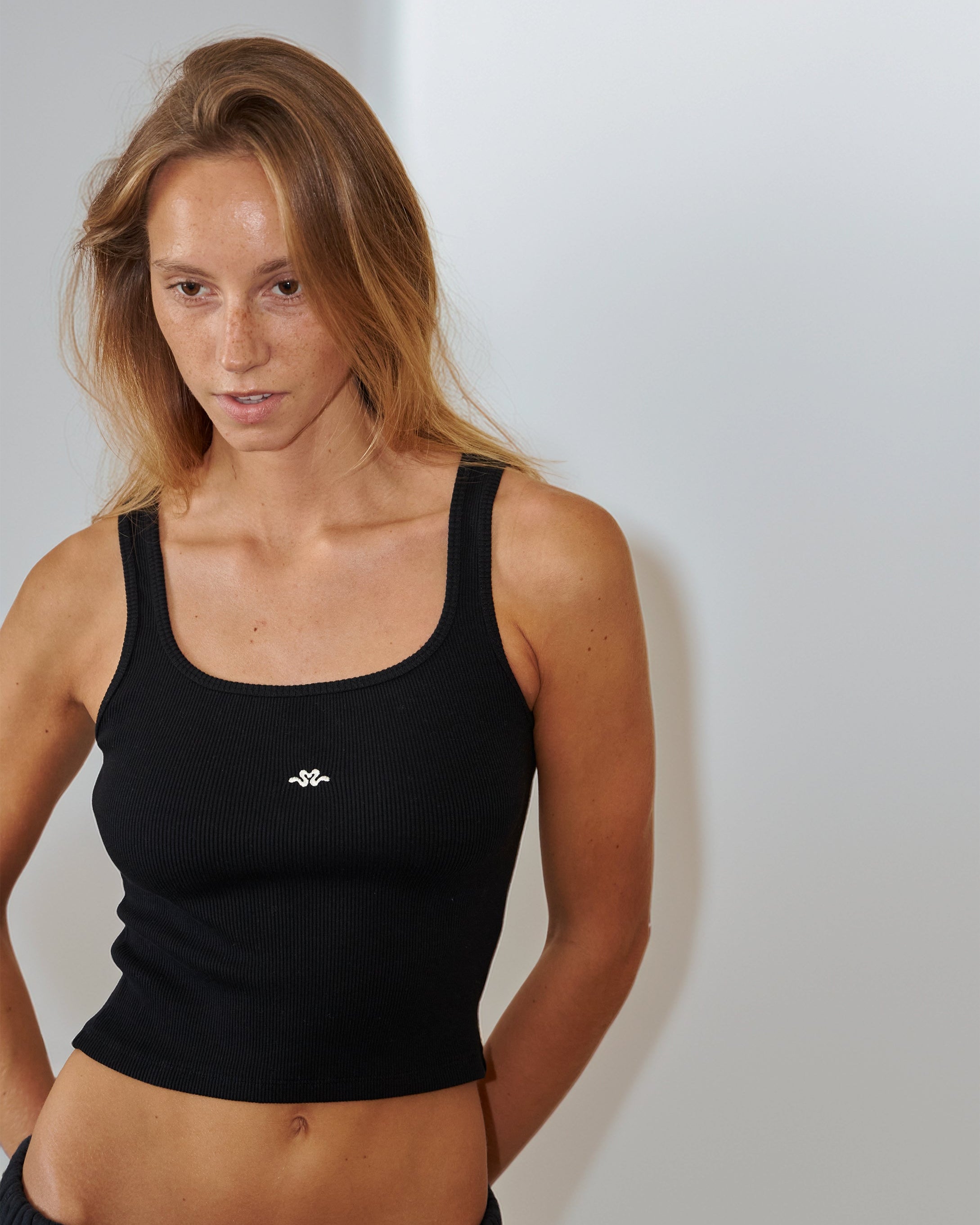 TANKTOPNEGRO2_65e61d66-7b65-49d1-a1b1-5a1a46616ab4.jpg